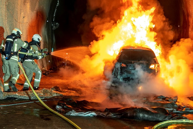 Chemical fire in tunnel provoked by an electric vehicle image